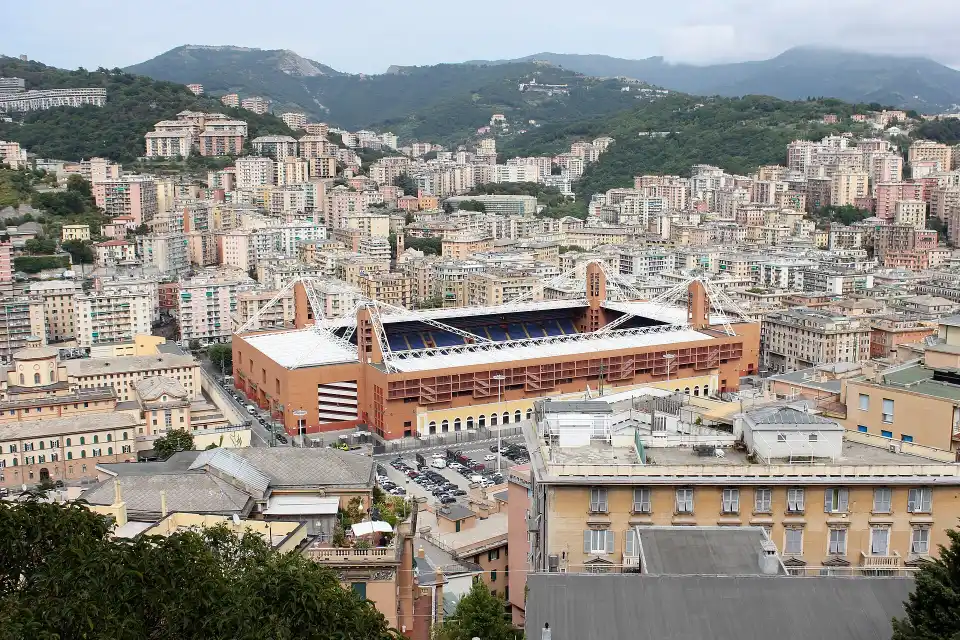 Lo stadio Luigi Ferraris incastonato nel quartiere Marassi di Genova