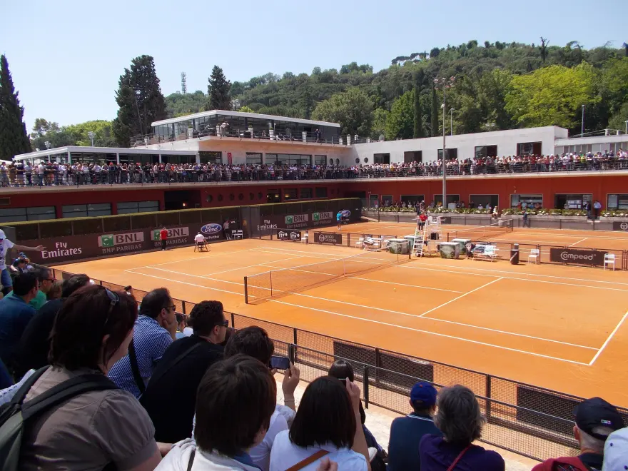 Campi esterni in terra rossa del Foro Italico con gli spettatori sulle gradinate