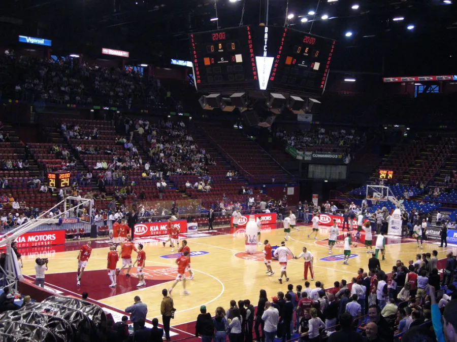 Partita di pallacanestro al Forum di Assago vista dalle tribune
