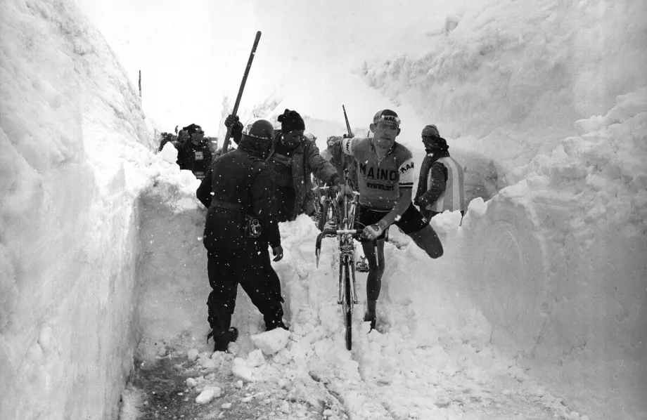 Il corridore Aldo Moser durante il Giro d'Italia del 1965