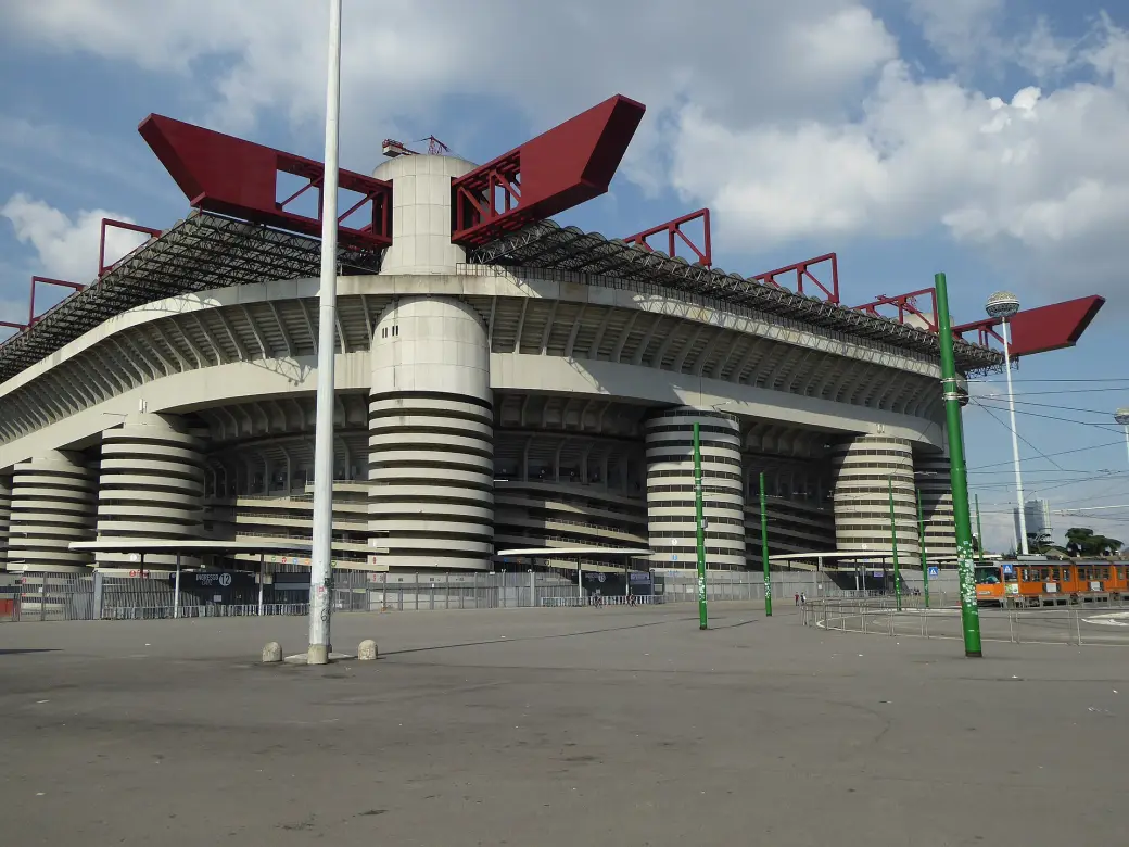 Esterno dello Stadio Giuseppe Meazza di Milano con le rampe elicoidali