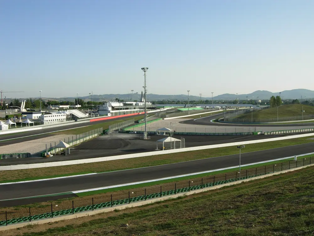 Veduta del tracciato del Misano World Circuit con le tribune sullo sfondo