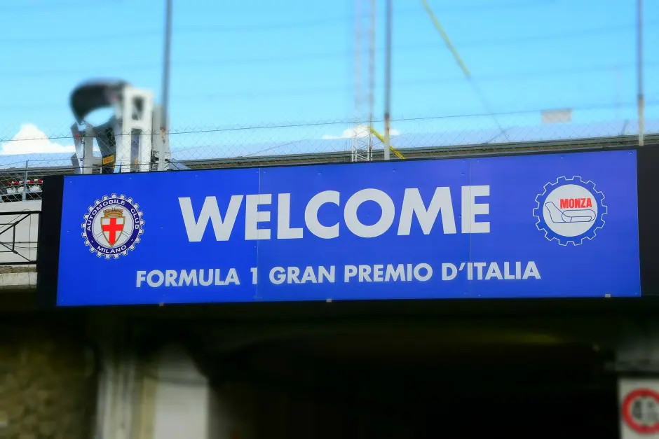 Insegna di benvenuto del Gran Premio d'Italia all'Autodromo Nazionale di Monza