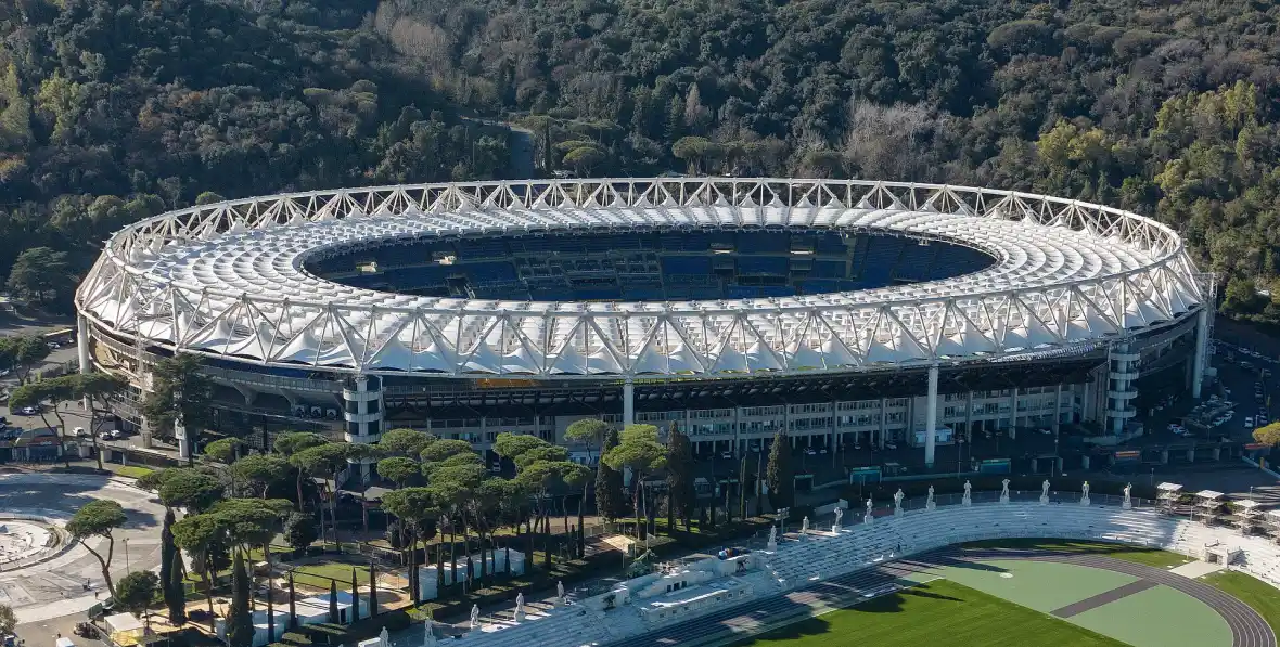 Veduta aerea dello Stadio Olimpico di Roma con la pista di atletica e le tribune