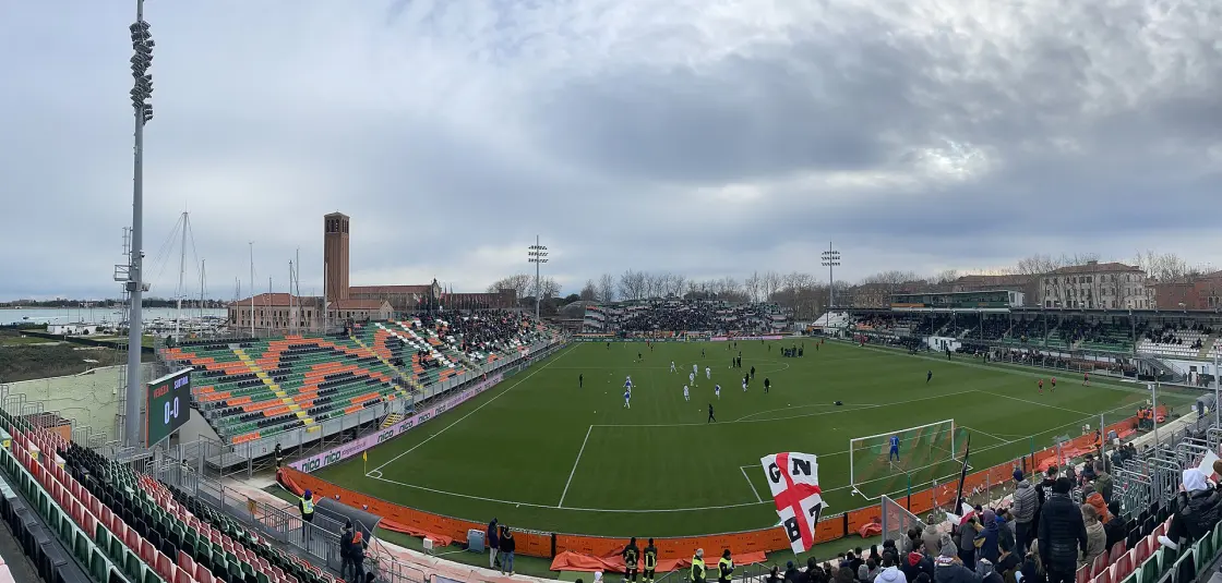 Lo stadio Pierluigi Penzo di Venezia durante una partita, con le tribune e la laguna intorno